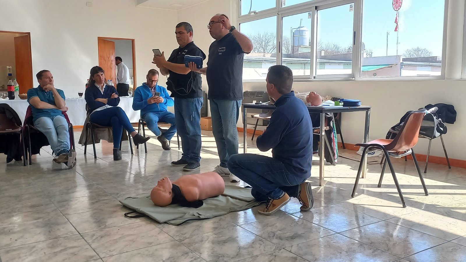 Lee más sobre el artículo ZONA II: LA SECRETARÍA DE HIGIENE Y SEGURIDAD REALIZÓ UNA CAPACITACIÓN EN RCP Y DEA EN LAS FLORES