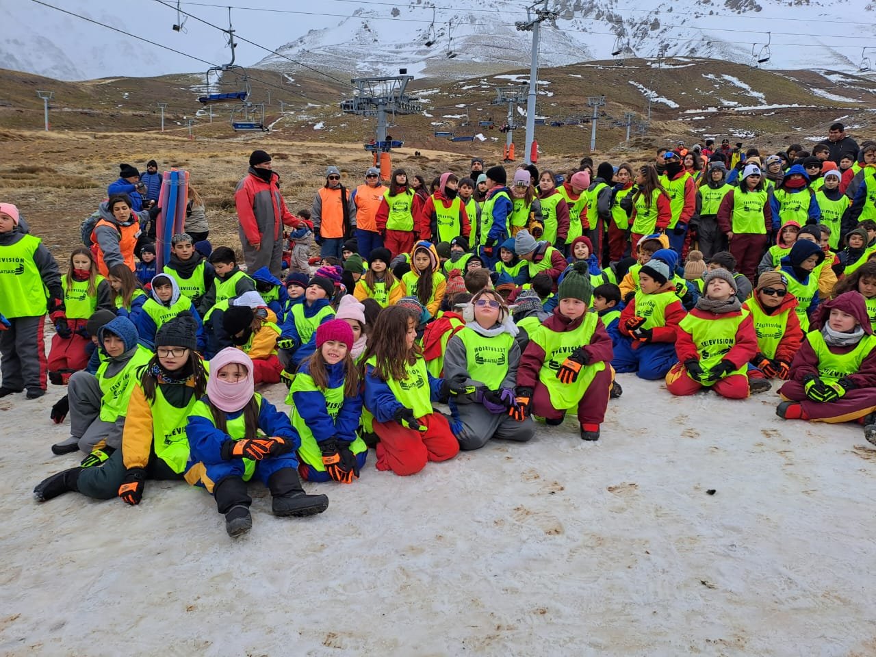 Lee más sobre el artículo MÁS DE 800 NIÑAS Y NIÑOS VIAJARON ESTAS SEMANAS CON SUS COLONIAS DE VACACIONES