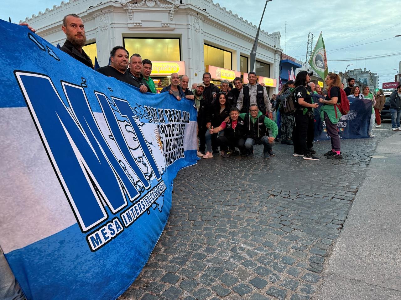 Lee más sobre el artículo MARCHAMOS EN TANDIL ACOMPAÑANDO EL RECLAMO DE LOS JUBILADOS Y LOS TRABAJADORES