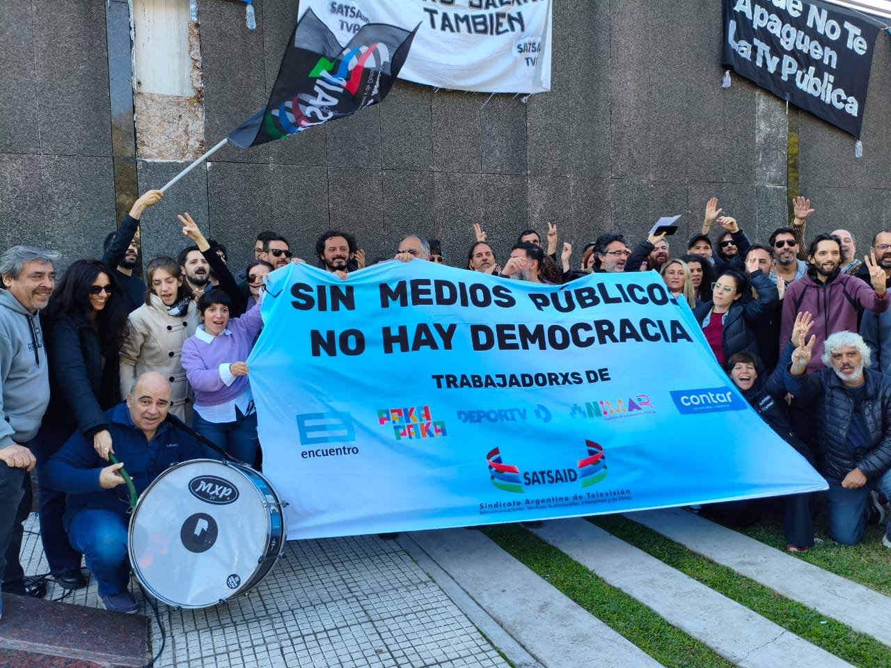 Lee más sobre el artículo SATSAID PRESENTE EN EL ABRAZO SIMBOLICO A LA TV PÚBLICA, EN DEFENSA DE LOS MEDIOS PÚBLICOS Y EN RECLAMO POR UNA RECOMPOSICIÓN SALARIAL