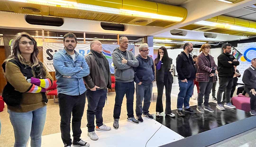 Lee más sobre el artículo TV PÚBLICA: ASAMBLEA CONJUNTA DE SINDICATOS EXTIENDE EL PLAN DE LUCHA