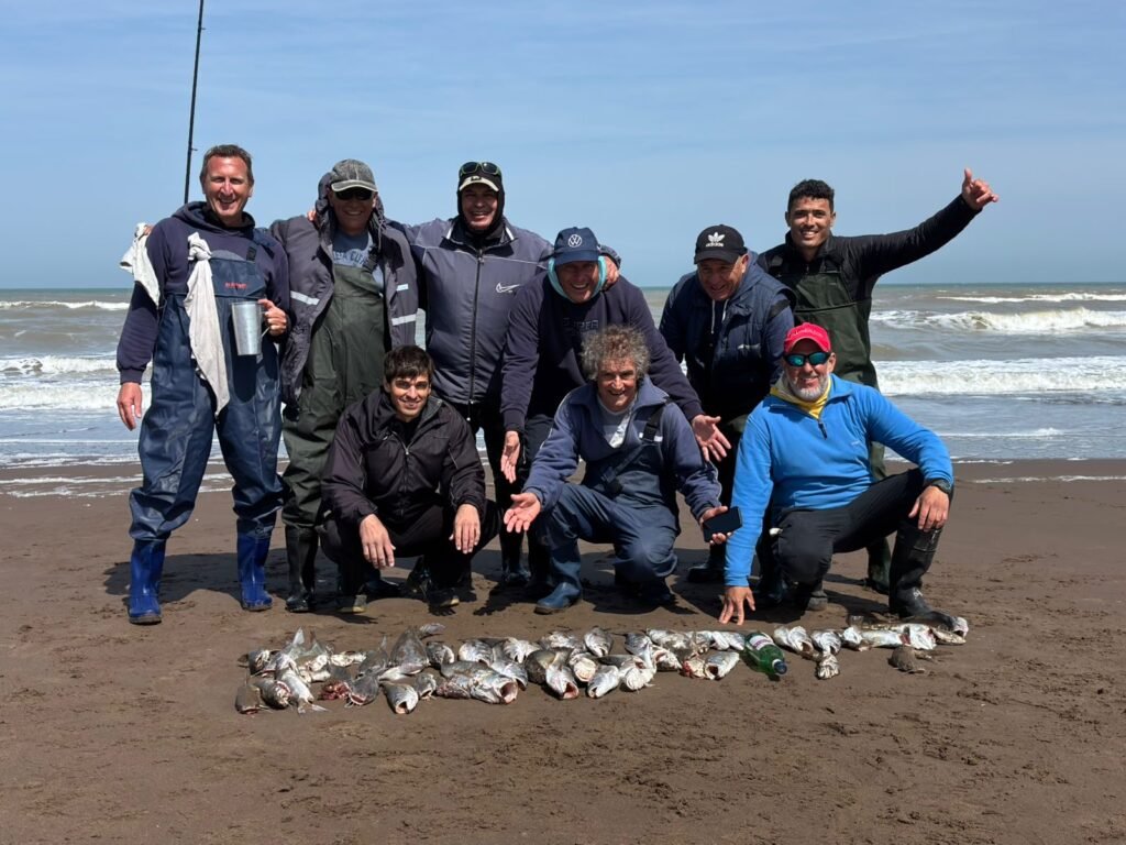AFILIADOS DE TELECOM OLAVARRÍA DISFRUTARON DE UNA JORNADA DE PESCA EN EL COMPLEJO DE CLAROMECÓ
